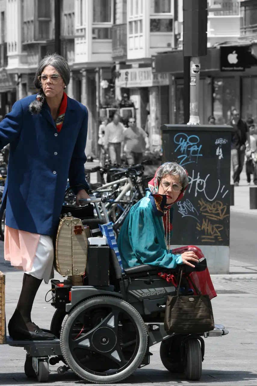 Atsoak Dantzan - umore sozialeko ikuskizuna - ikuskizunaren argazkia 1