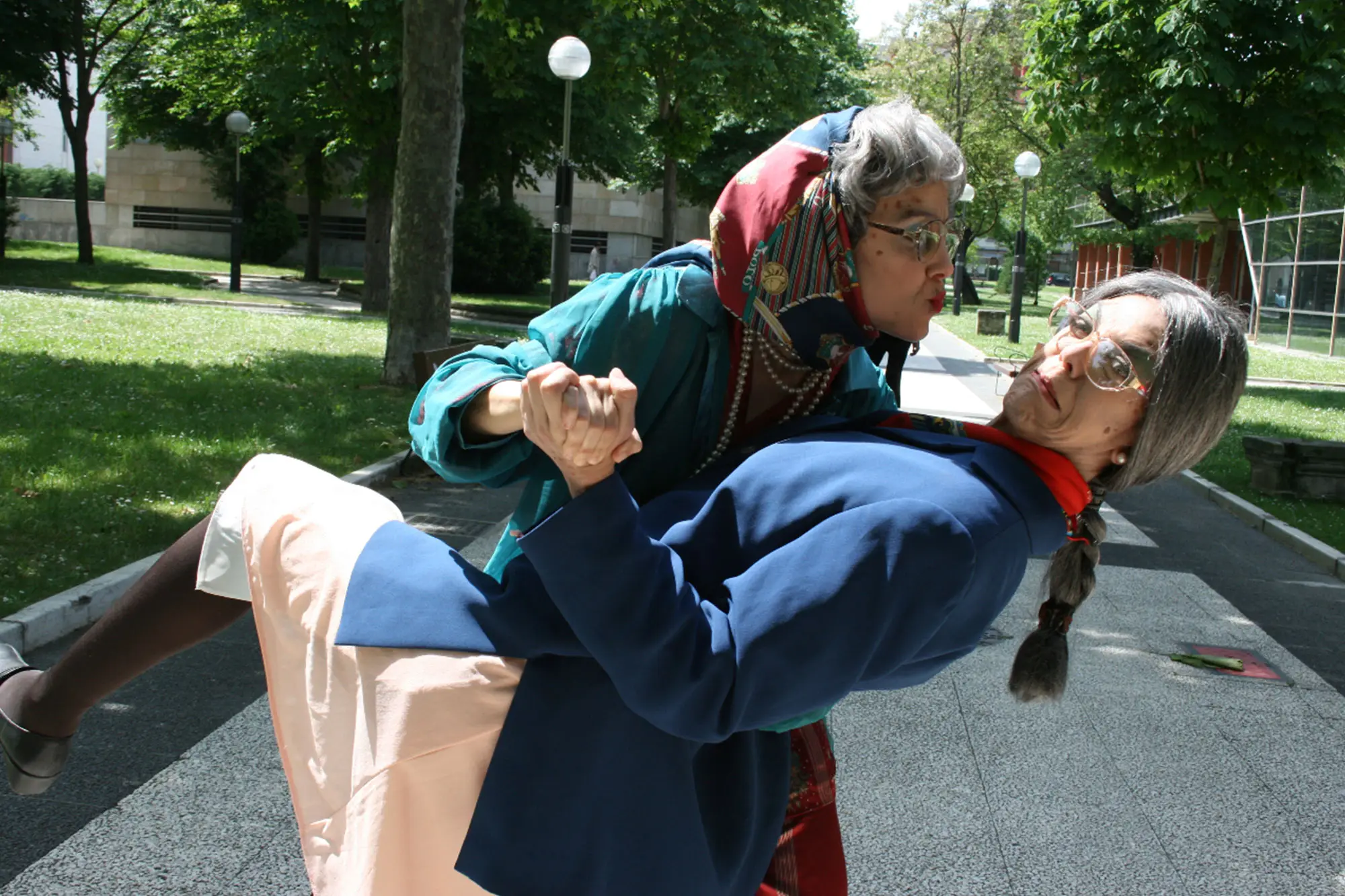 Atsoak Dantzan - umore sozialeko ikuskizuna - ikuskizunaren argazkia 2