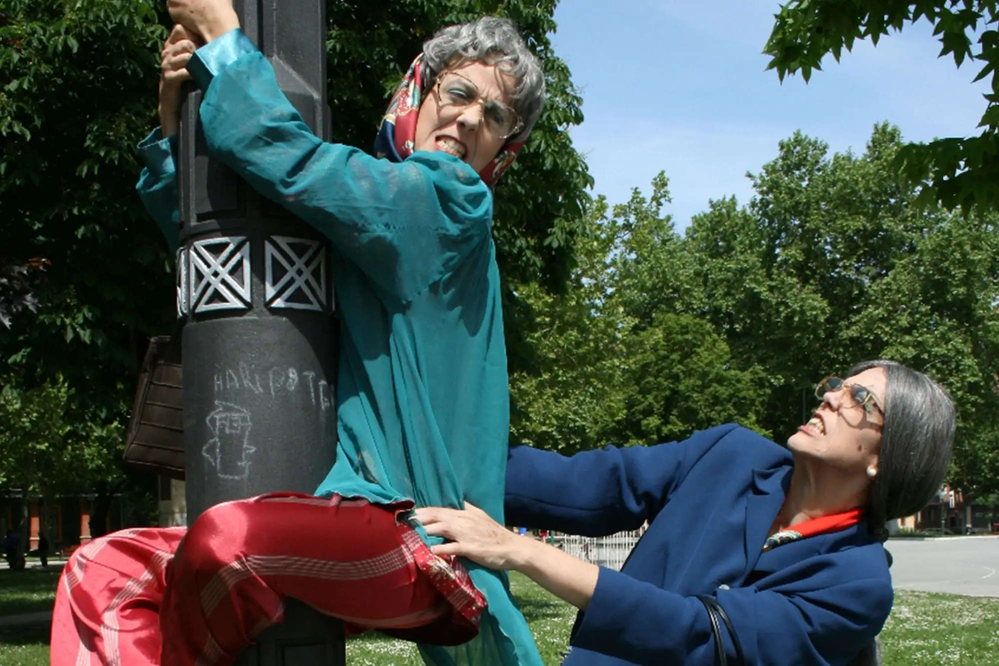 Atsoak Dantzan - umore sozialeko ikuskizuna - ikuskizunaren argazkia 3