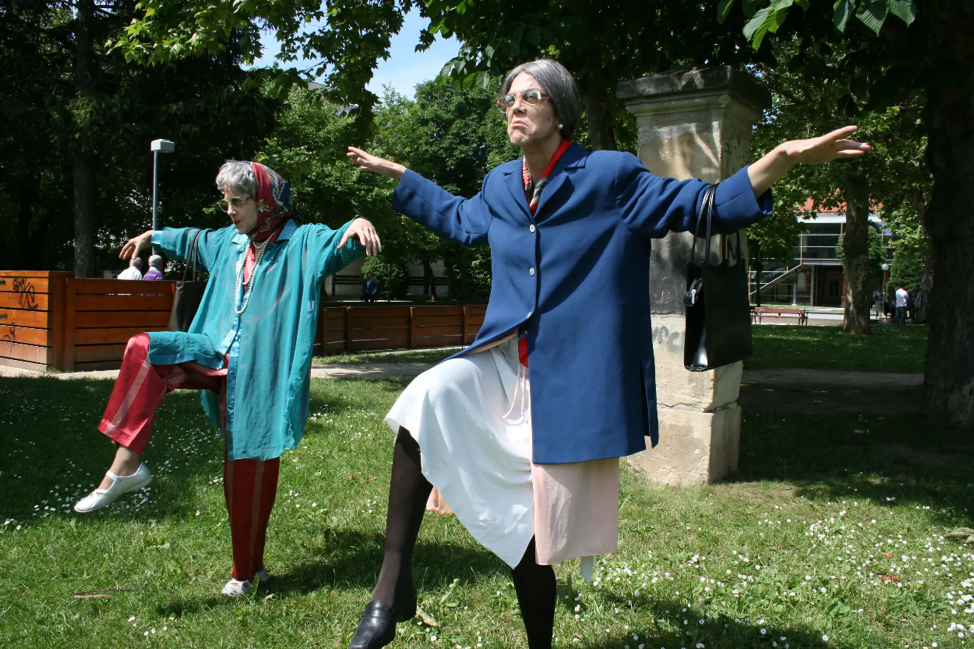 Atsoak Dantzan - umore sozialeko ikuskizuna - ikuskizunaren argazkia 5